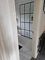 Captivating 2-bed Apartment in Tenby