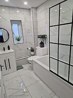 Captivating 2-bed Apartment in Tenby