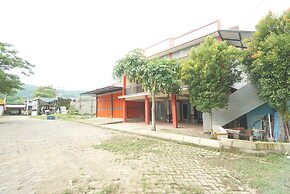 SPOT ON 93620 Anisa Homestay Syariah Near Pantai Gemah Tulungaggung