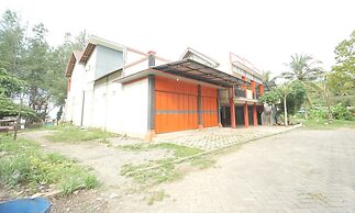 SPOT ON 93620 Anisa Homestay Syariah Near Pantai Gemah Tulungaggung
