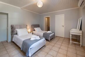 Elisabetta Villa in Paxi