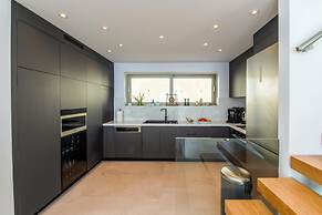 Seawhisper Villa in Paxi