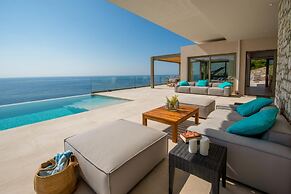 Seawhisper Villa in Paxi