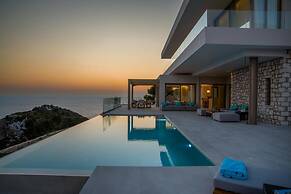 Seawhisper Villa in Paxi