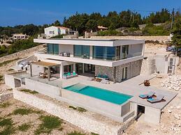 Seawhisper Villa in Paxi