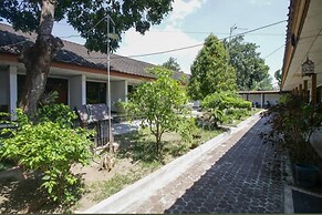 SPOT ON 93651 Losmen Ida Near PT. Narmada Awet Muda (Pabrik Lingsar)