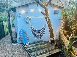 Beautiful Cosy Garden Cabin, 5min Walk to Beach