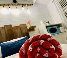 Beautiful Cosy Garden Cabin, 5min Walk to Beach