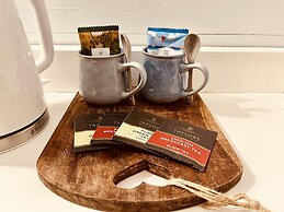 Beautiful Cosy Garden Cabin, 5min Walk to Beach