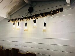 Beautiful Cosy Garden Cabin, 5min Walk to Beach