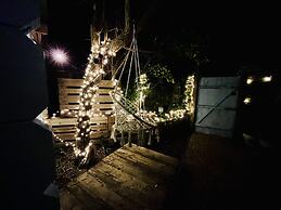 Beautiful Cosy Garden Cabin, 5min Walk to Beach