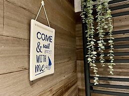 Beautiful Cosy Garden Cabin, 5min Walk to Beach