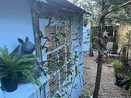 Beautiful Cosy Garden Cabin, 5min Walk to Beach