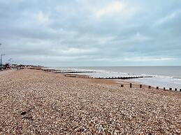 Beautiful Cosy Garden Cabin, 5min Walk to Beach
