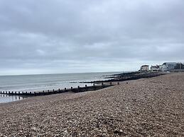 Beautiful Cosy Garden Cabin, 5min Walk to Beach