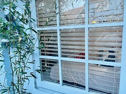 Beautiful Cosy Garden Cabin, 5min Walk to Beach