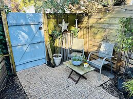 Beautiful Cosy Garden Cabin, 5min Walk to Beach