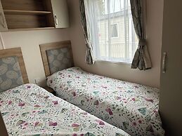 Felixstowe Chimo Caravan 8 Sleeps 5 min to Beach