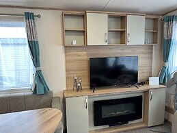 Felixstowe Chimo Caravan 8 Sleeps 5 min to Beach