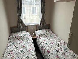 Felixstowe Chimo Caravan 8 Sleeps 5 min to Beach