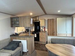 Felixstowe Chimo Caravan 8 Sleeps 5 min to Beach