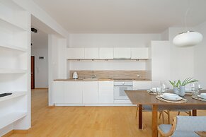 Apartment With Parking Poznań by Renters