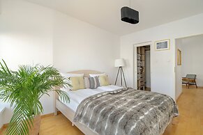 Apartment With Parking Poznań by Renters