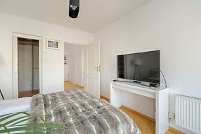 Apartment With Parking Poznań by Renters