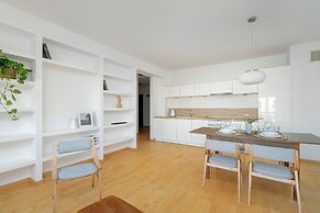 Apartment With Parking Poznań by Renters