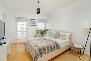 Apartment With Parking Poznań by Renters