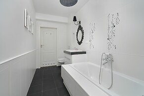 Apartment With Parking Poznań by Renters