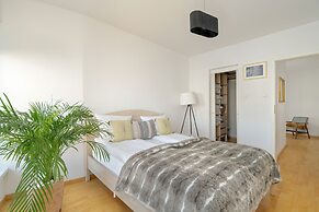 Apartment With Parking Poznań by Renters