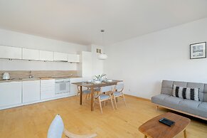 Apartment With Parking Poznań by Renters