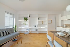 Apartment With Parking Poznań by Renters