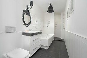 Apartment With Parking Poznań by Renters