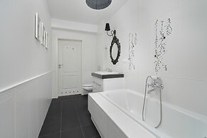 Apartment With Parking Poznań by Renters