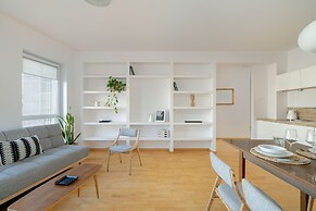 Apartment With Parking Poznań by Renters