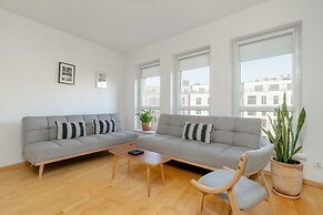 Apartment With Parking Poznań by Renters