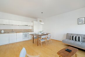 Apartment With Parking Poznań by Renters