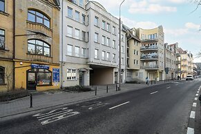 Apartment With Parking Poznań by Renters