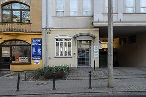 Apartment With Parking Poznań by Renters