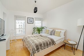 Apartment With Parking Poznań by Renters