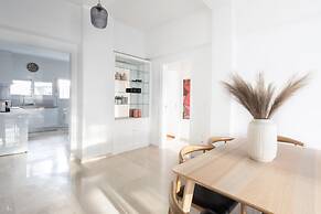 Charming Seaside Apartment Elegant 2BR in Glyfada