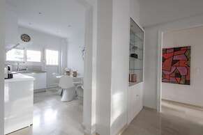 Charming Seaside Apartment Elegant 2BR in Glyfada