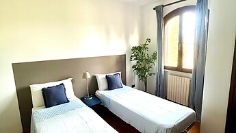 Tuscan Villa 5mins From Beach, Sleeps 8, ev Point