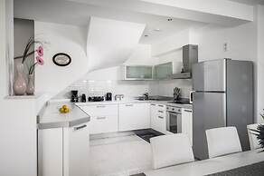 Euphoria Seaview Residences with Shared Pool by Konnect