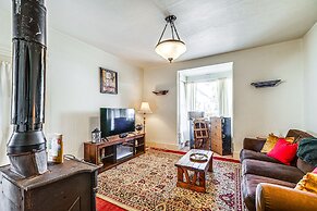 Close to Casinos + Trails: Historic Victor Cottage