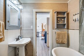 Close to Casinos + Trails: Historic Victor Cottage