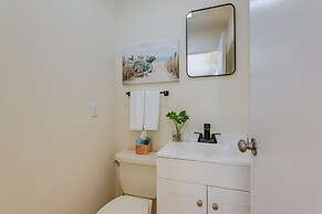 Niantic Duplex w/ Deck < 1 Mi to Beach + Boardwalk