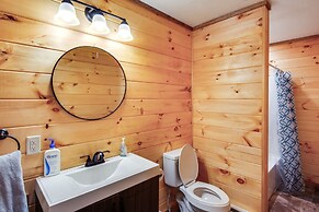 Houtzdale Home w/ Shuffleboard & Pickleball!